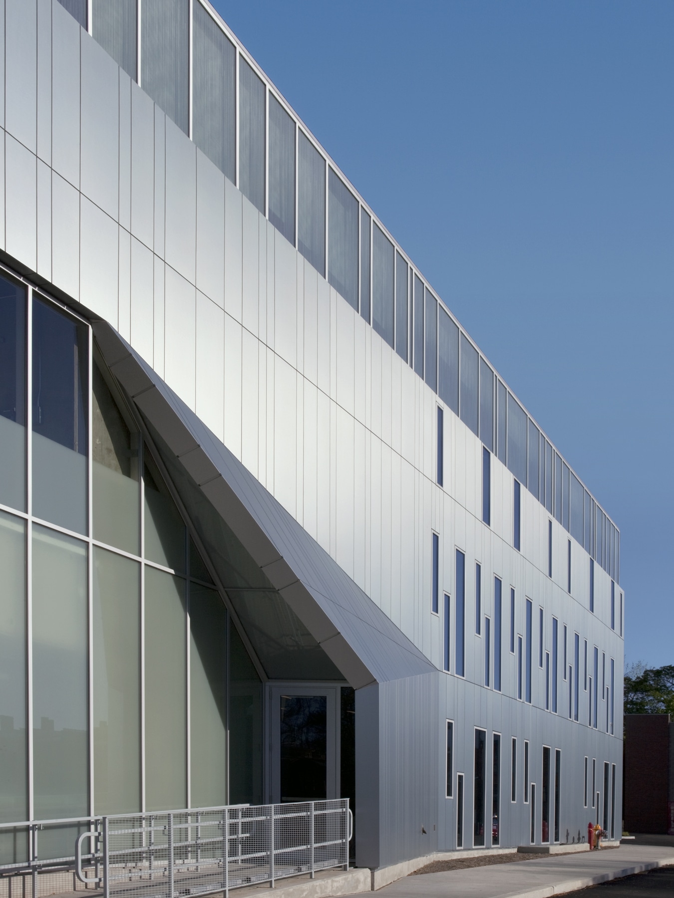 Close up image of Oberlin College – Phyllis Litoff Building in Oberlin, Ohio. Westlake Reed Leskosky architects. Pressure equalized rainscreen by Riverside Group.
